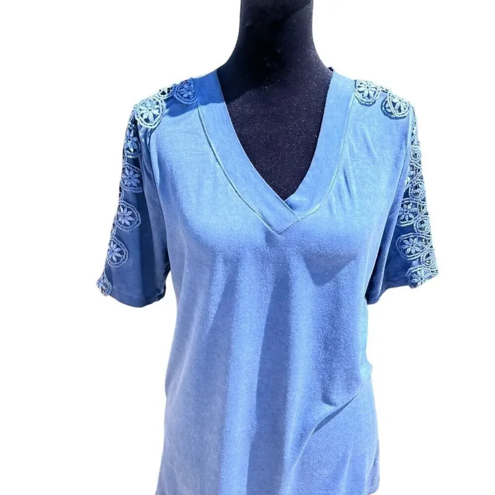 New Directions Women’s M top, blue with embroidery on sleeves